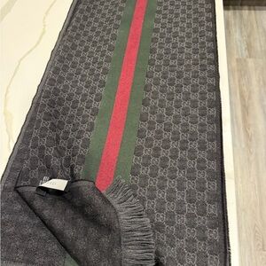 Gucci Men's Scarf in Gray with Green and Red Stripes